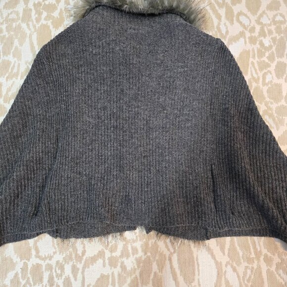 Kate Landry Faux Fur Collar Cropped Cape Knit Sleeves Gray Size M Acrylic & Wool - Picture 13 of 13
